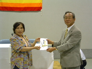 募金目録を贈呈する大堀郷子委員長（左）と受ける菅田事務局長